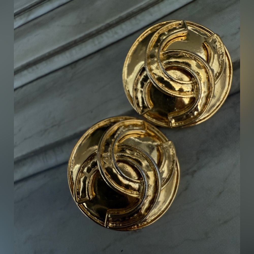LOT 2253 24K gold plated CHANEL vintage 3D clip on earrings - Picture 14 of 16
